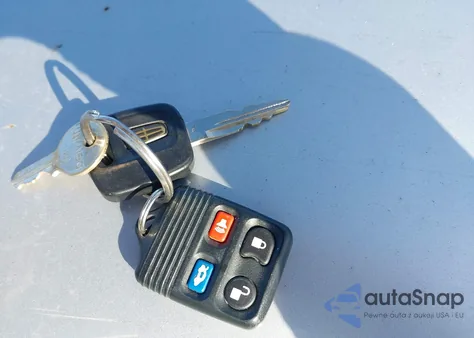 1998 Lincoln Town Car Executive z USA, uszkodzony, nr VIN 1LNFM81W4WY684945